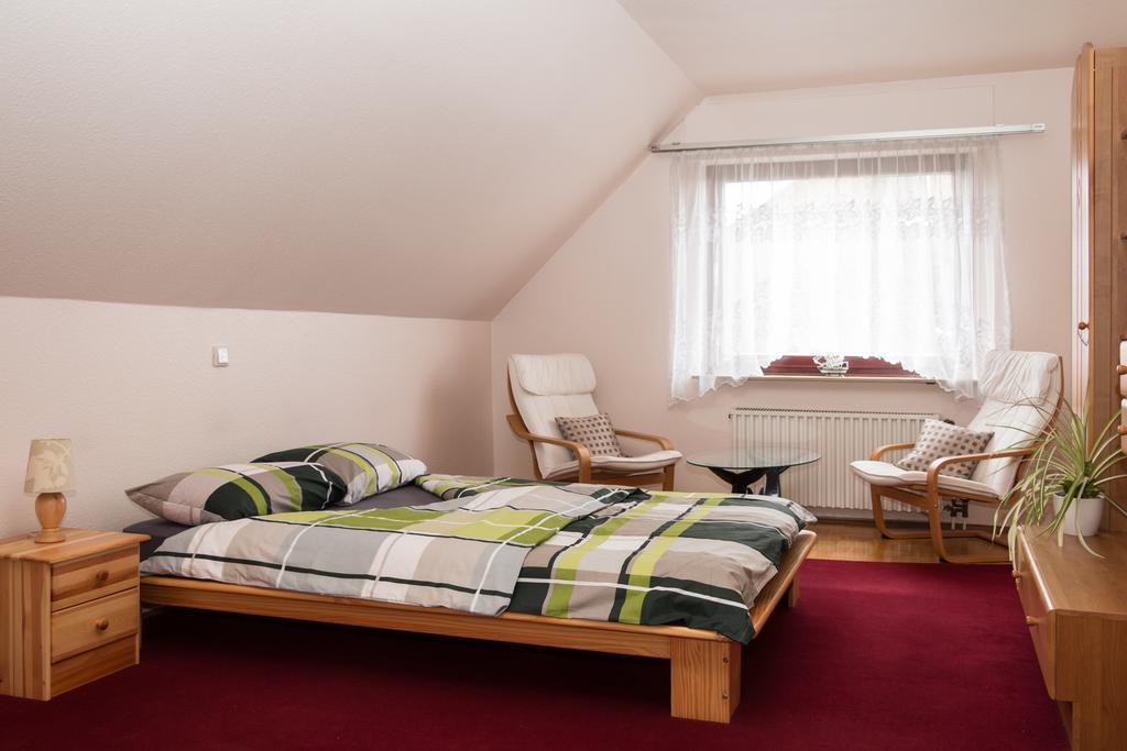 Privatunterkunft "An Der Hecke" Neuss Exterior foto